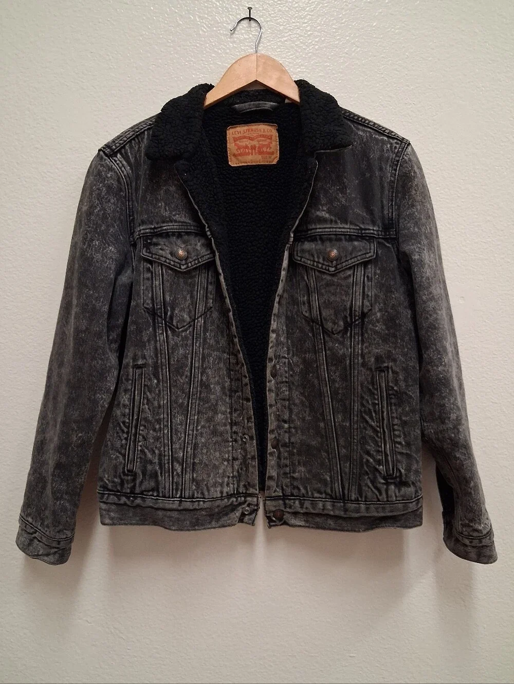 Levi's Black Sherpa Lined Trucker Jacket - Acid Wash Denim - Size Medium